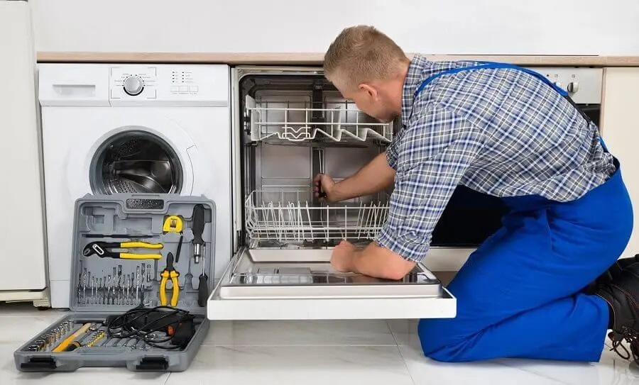 Mamak Smeg servisi teknisyen ekibi beyaz eşya tamiri yaparken